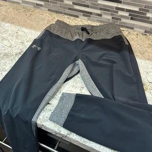 Boys Under Armour light weight jogger size YXL